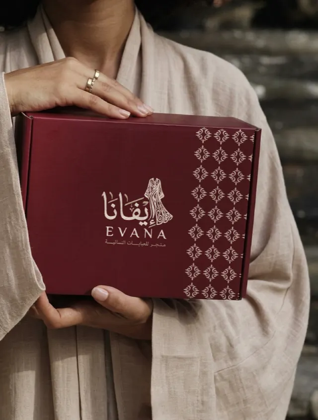 صندوق إيفانا بين يدي عميلة